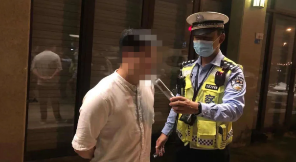 兒子酒駕被查，父親急忙趕到，交警蜀黍：咦？你也來吹一下……